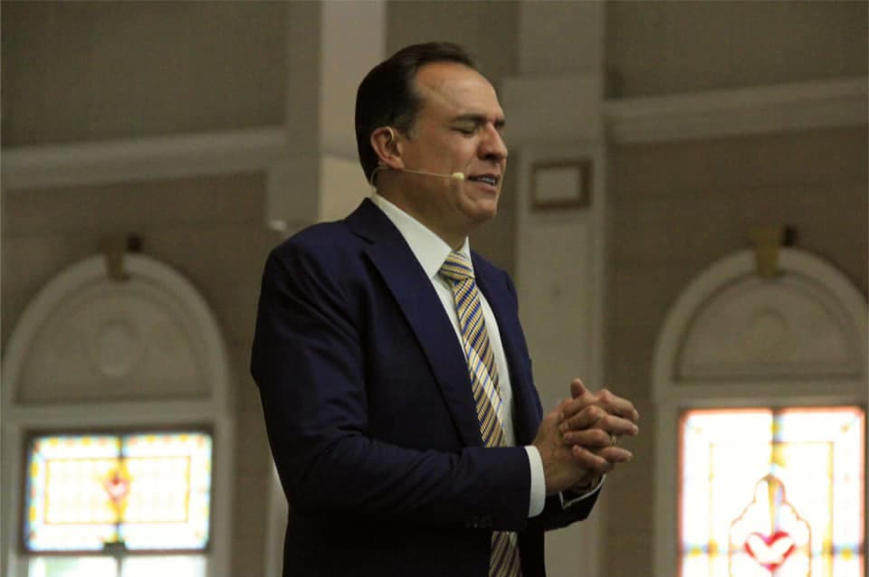 Um bispo famoso da Igreja Universal teria traído a esposa com uma outra mulher