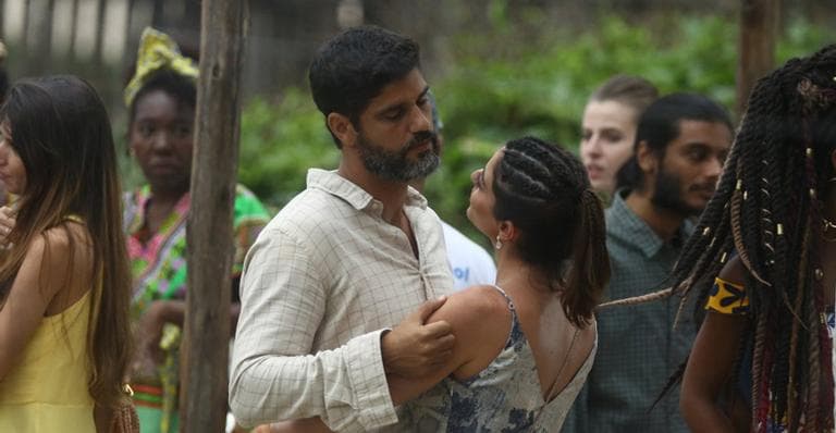 Carol Castro e Bruno Cabrerizo, de Órfãos da Terra, são flagrados trocando beijos nos bastidores da novela
