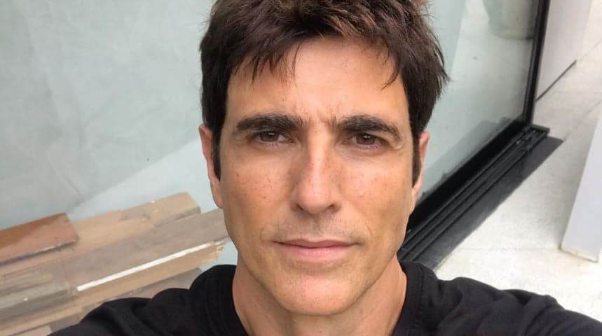 Reynaldo Gianecchini é flagrado com bonitão