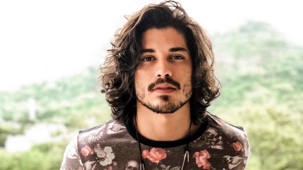 Douglas Sampaio assume nova relação