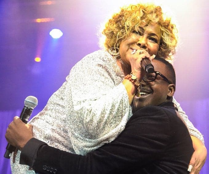 Mumuzinho carrega Alcione no colo e reação da artista é impagável: 'Auge'