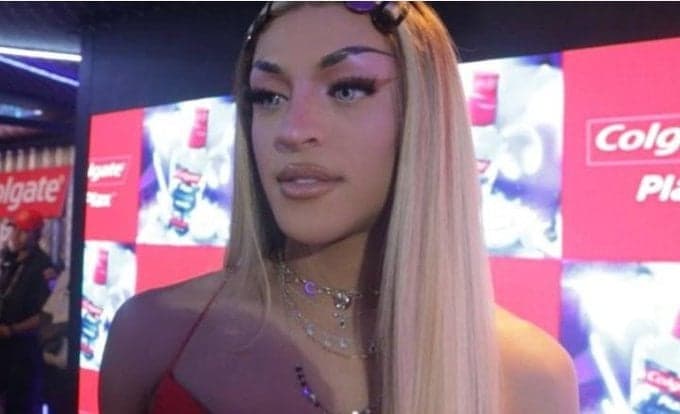 Pabllo Vittar perdeu a linha e mostrou o bumbum ao vivo na televisão