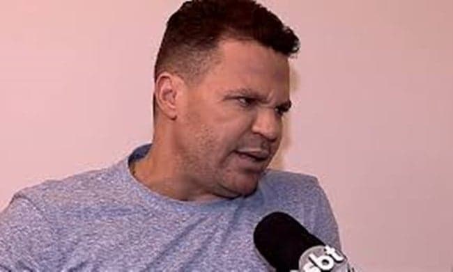 Eduardo Costa se nega a tirar foto com a própria tia e ela se joga na frente de carro