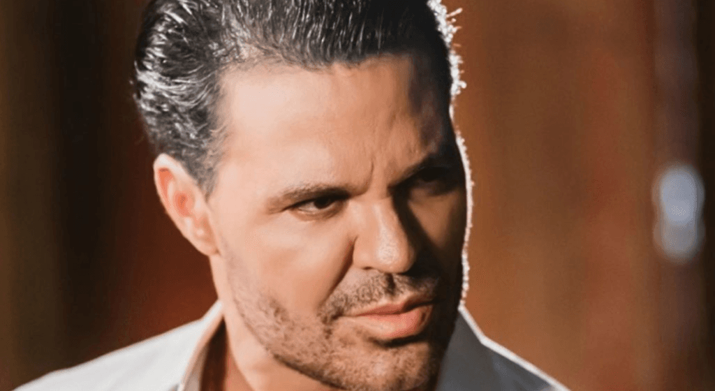 Eduardo Costa aparece de sunga pela primeira vez