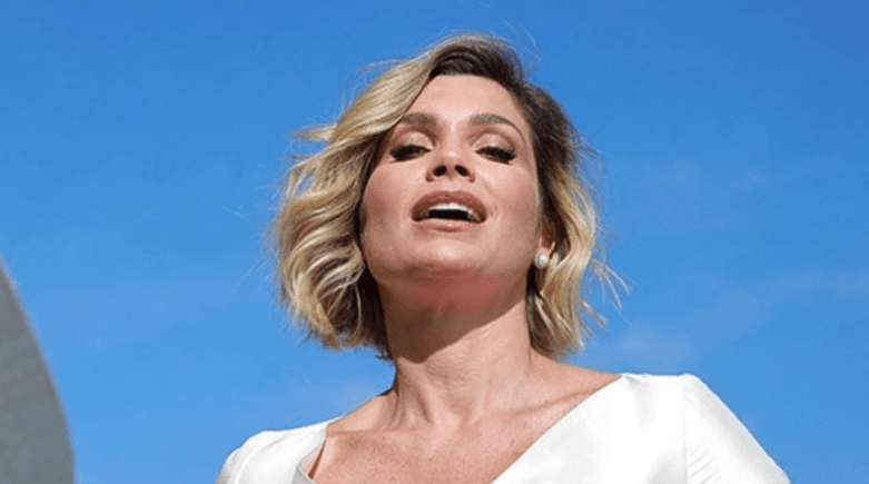 Flávia Alessandra usa calça extremamente justa e deixa tudo marcando; veja
