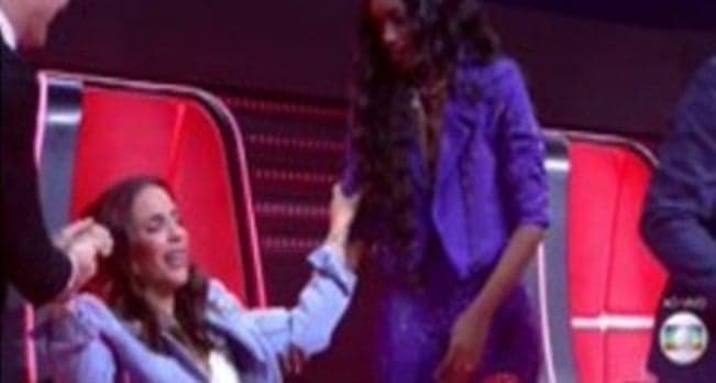 Ivete Sangalo passa mal ao vivo no The Voice Brasil, assusta fãs e é acudida por colegas