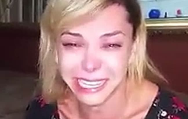 Leo Áquilla chora na TV após sofrer preconceito no Domingo Legal do SBT e diz que marido não é gay