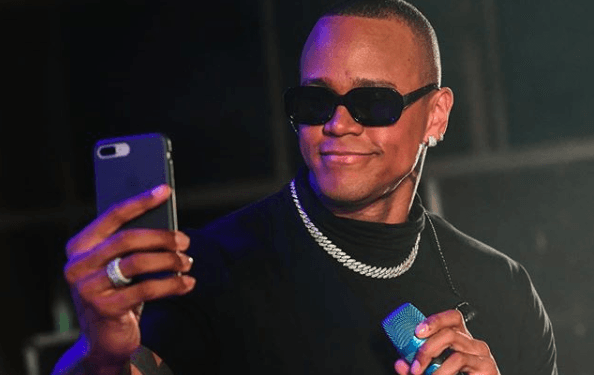 Léo Santana perde a vergonha, usa roupa soltinha demais e deixa tudo balançando: "Misericórdia"
