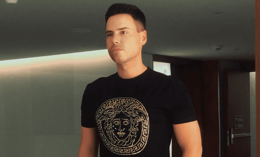 Luiz Bacci, após ser flagrado com humorista, é visto com pessoa misteriosa