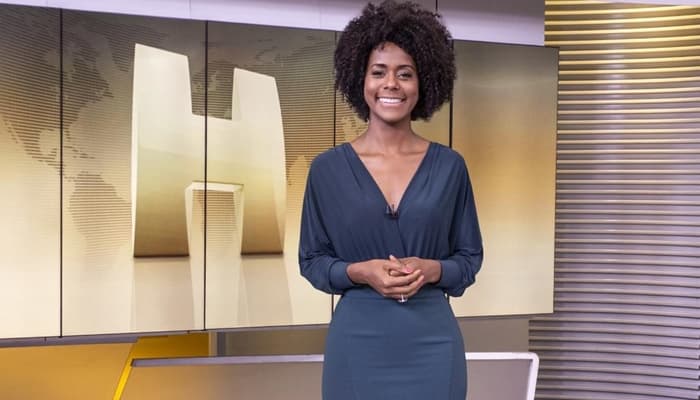 Maju Coutinho no cenário do Jornal Hoje (Foto: Globo/Fábio Rocha)
