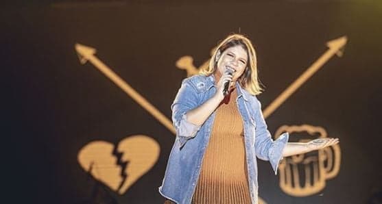 Marília Mendonça é flagrada usando roupas caríssimas e barrigão chama a atenção