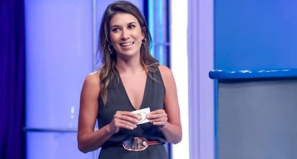 Rebeca Abravanel quebra o protocolo e surpreende com ajuda a participante no Roda a Roda