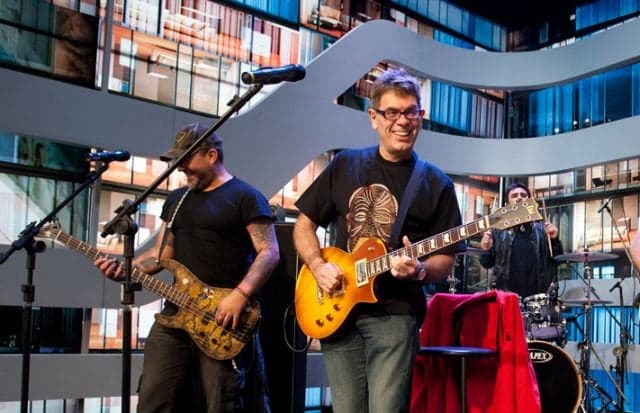 Roger do Ultraje a Rigor é um dos músicos do The Noite com Danilo Gentilli (Reprodução: SBT) Roger do Ultraje a Rigor é um dos músicos do The Noite com Danilo Gentilli (Reprodução: SBT)