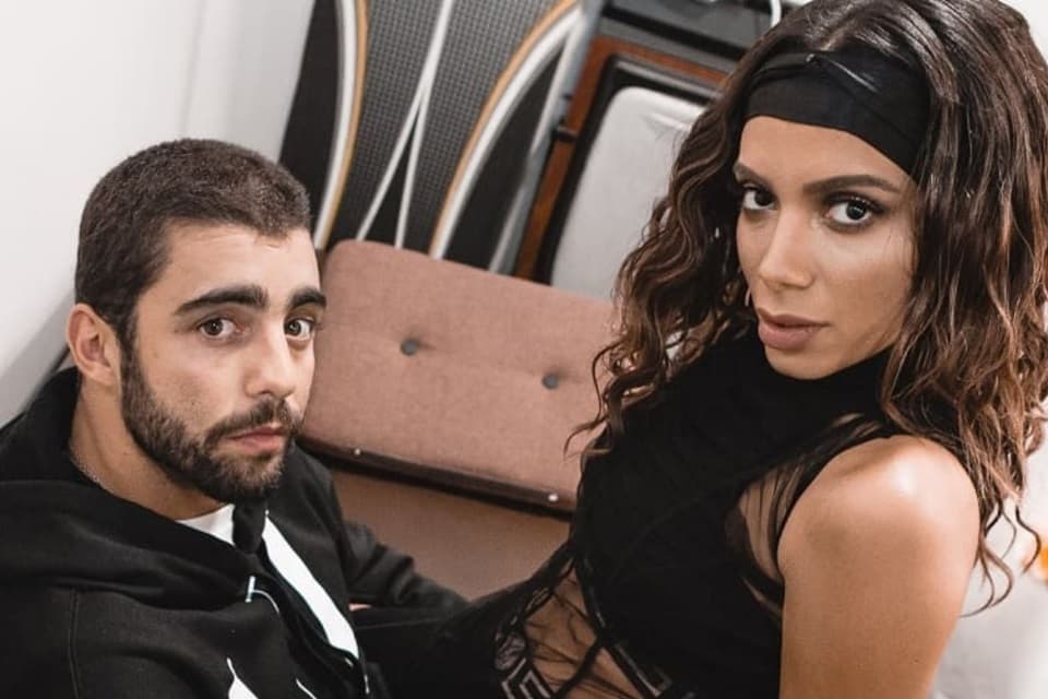 Anitta destrói Pedro Scooby ao aparecer aos beijos com outro e ele arrasado suplica: "menos agressividade"