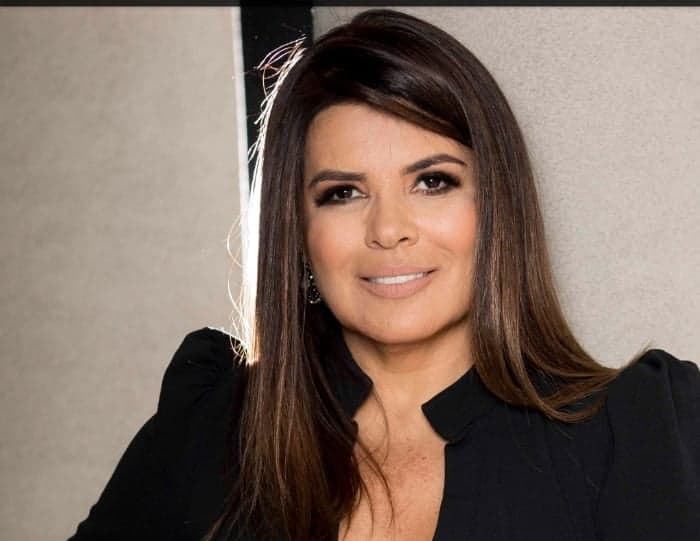 Mara Maravilha chama atenção com clique elegante