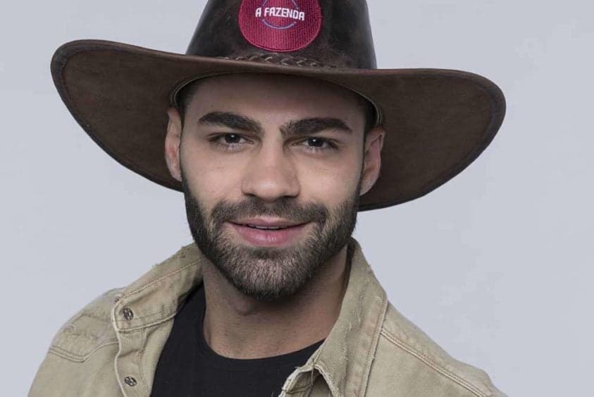 A Fazenda 11: Netto aparece apenas de sunga excitado e tamanho acaba impressionando