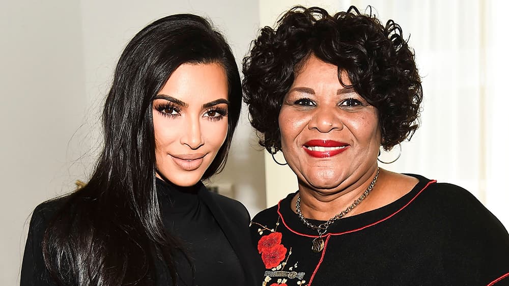 Kim Kardashian contrata mulher que ela libertou da prisão para ser modelo de sua marca e é chamada de 'anjo de guerra'