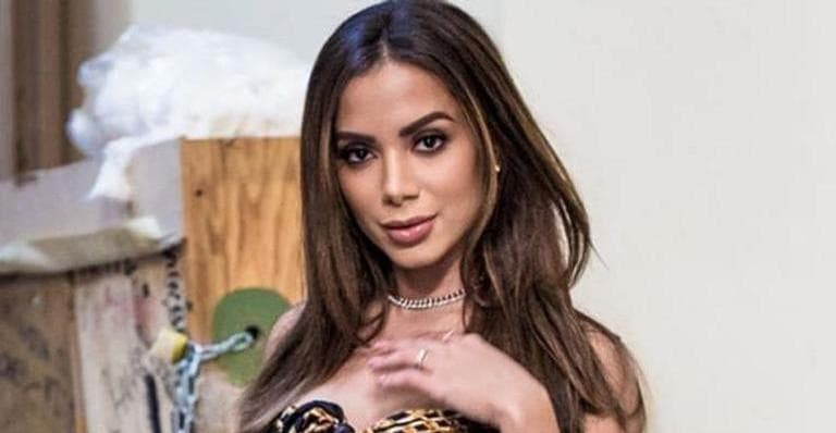 Anitta causa polêmica com foto, internautas fazem protesto e cantora toma atitude
