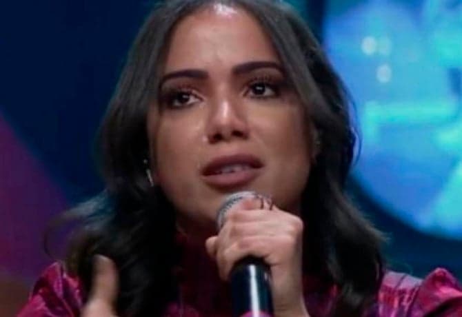 Anitta desaprova versão de Pedro Scooby sobre término e toma atitude desesperada
