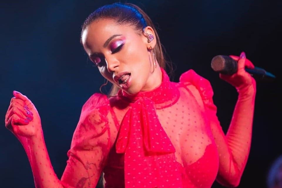 Anitta é flagrada rebolando muito, abre short minúsculo e leva tapas no bumbum