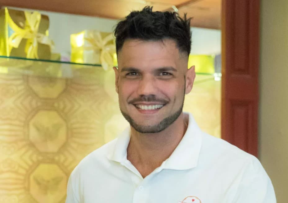Betto Marque, entregador de bolos de A Dona do Pedaço, choca ao revelar fetiche de marido na vida real