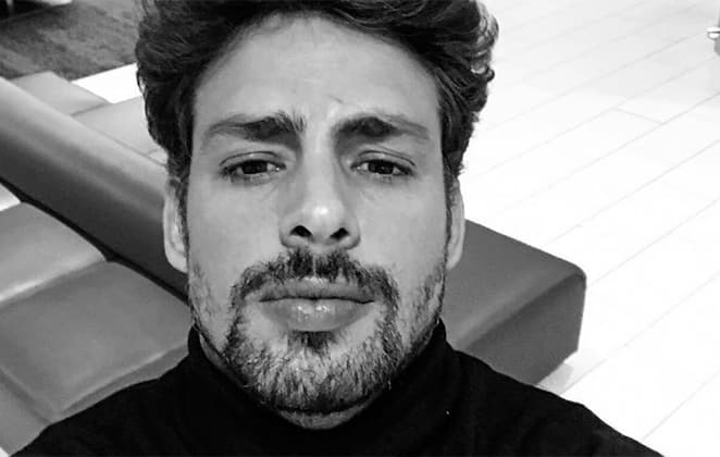 Cauã Reymond pega público de surpresa e aparece sem roupa em foto reveladora: "Gostosão"