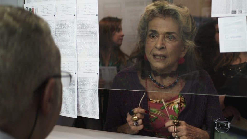 A Dona do Pedaço: Cornélia aposta herança em loteria, fica rica e pisa em Jô