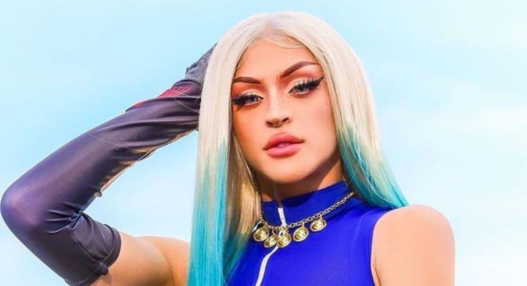 Pabllo Vittar é flagrada de calcinha fio dental