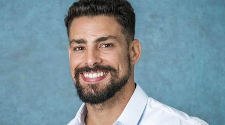 Galã estrangeiro que pode desbancar Cauã Reymond chega ao Brasil para gravar nova novela da Globo