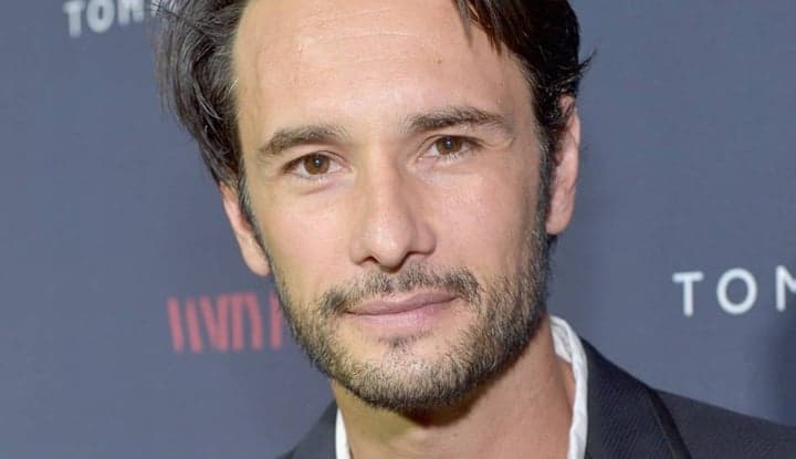 Rodrigo Santoro aparece irreconhecível com barba grande e tatuagens e é comparado a outro astro de Hollywood