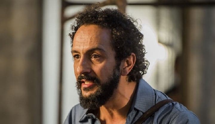 Irandhir Santos radicaliza, raspa a cabeça e deixa público espantado com seu novo visual para novela da Globo