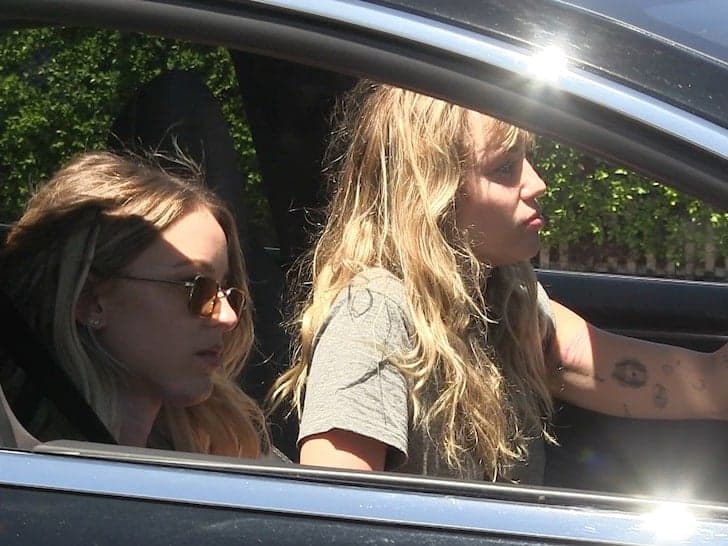 Miley Cyrus e a nova namorada estão morando juntas após fim de casamento da cantora