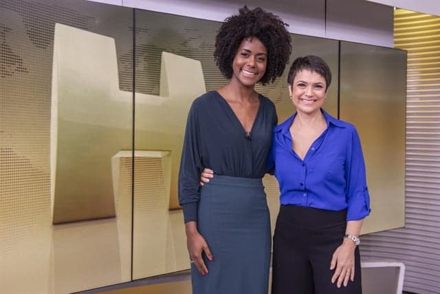Maju Coutinho e Sandra Annenberg no estúdio do Jornal Hoje (Foto: Globo/Fábio Rocha)