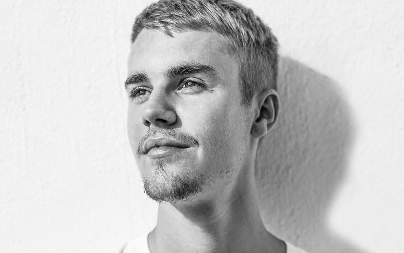 Justin Bieber, em meio a escândalo com Selena Gomez, surge em clima quente com Hailey