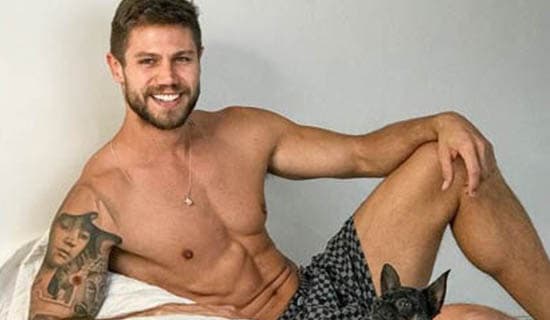 Ex-BBB Jonas posta foto com dois rapazes e causa com anúncio