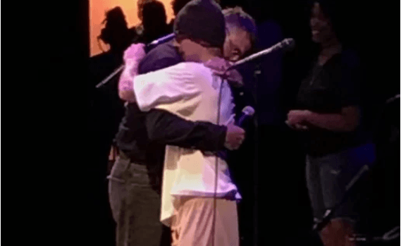 Justin Bieber se converte, ministra louvor em culto e diz que está em pior momento de sua vida