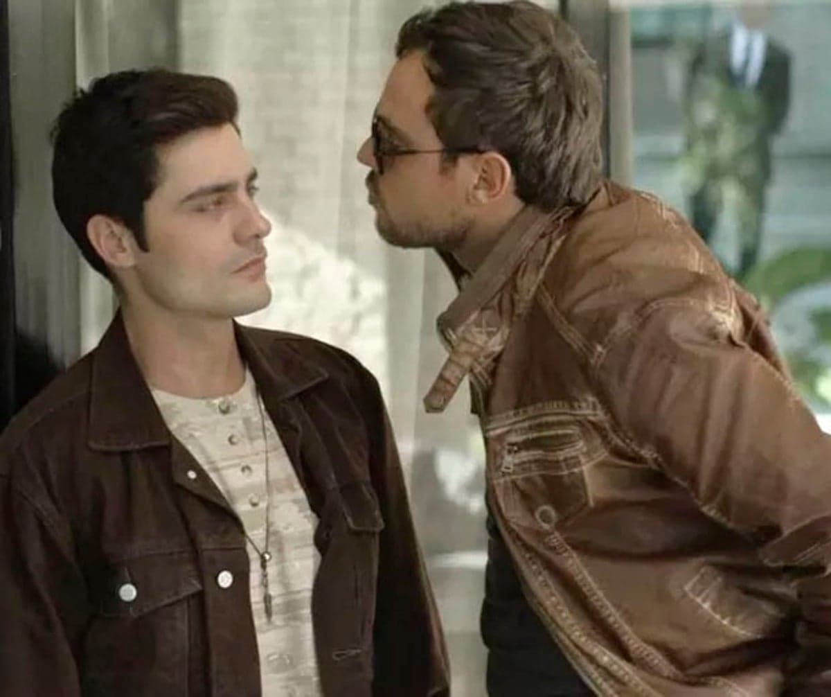 Chiclete (Sergio Guizé) perguntará sobre namoradinhas de Leandro (Guilherme Leicam) em A Dona do Pedaço (Foto: Divulgação) Chiclete (Sergio Guizé) perguntará sobre namoradinhas de Leandro (Guilherme Leicam) em A Dona do Pedaço (Foto: Divulgação)