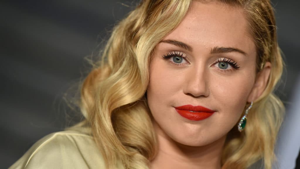 Miley Cyrus posta foto polêmica após separação e manda recado para ex