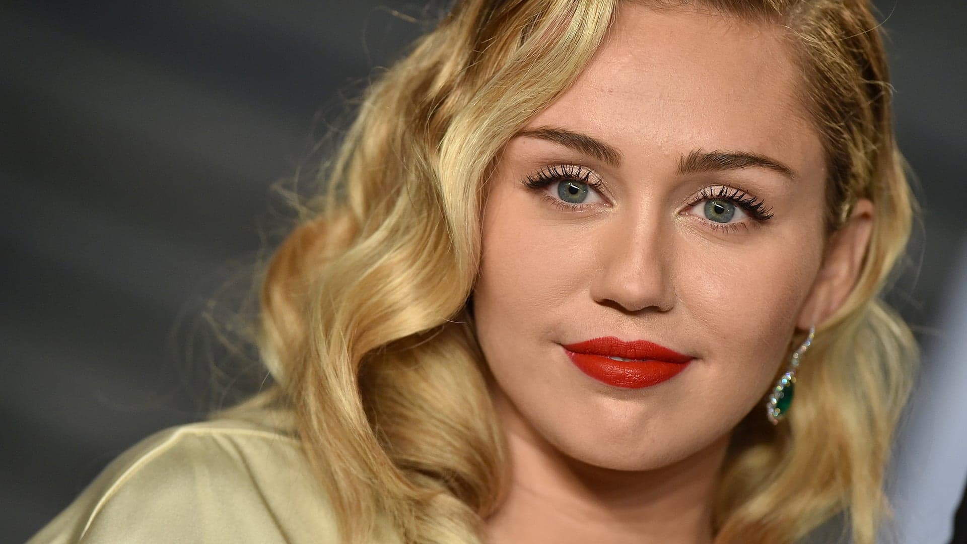 Miley Cyrus posta foto só de biquíni e com legenda polêmica (Foto: Reprodução)