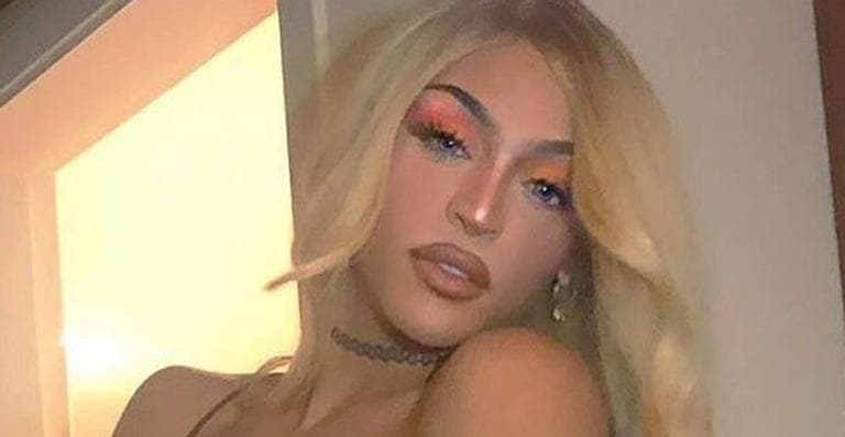 Pabllo Vittar usa vestido curtíssimo e deixa bunda de fora