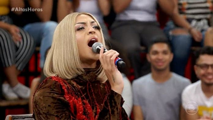 Pabllo Vittar passa dos limites e surge gemendo no Altas Horas: "Brasileiro geme assim"