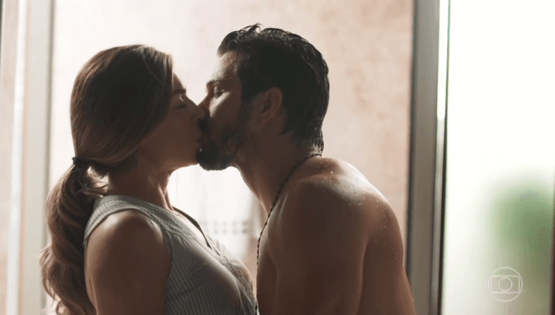 Bom Sucesso: Paloma e Marcos são pegos no flagra e mentem para Alberto