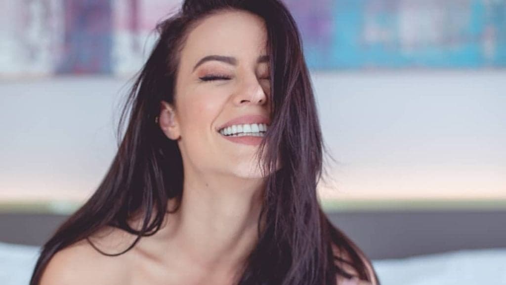 Sem roupa, Paolla Oliveira relembra Vivi Guedes e leva público ao delírio: "Saudades"
