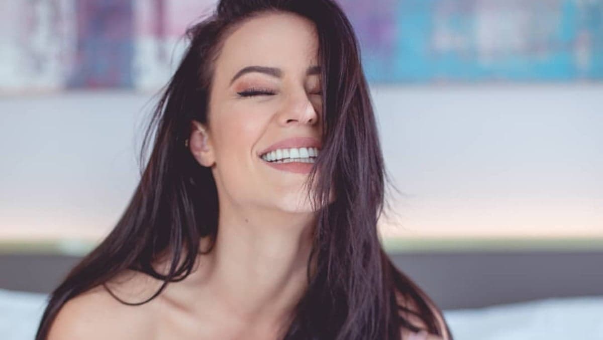 Paolla Oliveira, a Vivi Guedes de A Dona do Pedaço, ousou em foto sem sutiã e seios ficaram à mostra (Foto: Divulgação) Paolla Oliveira, a Vivi Guedes de A Dona do Pedaço, ousou em foto sem sutiã e seios ficaram à mostra (Foto: Divulgação)