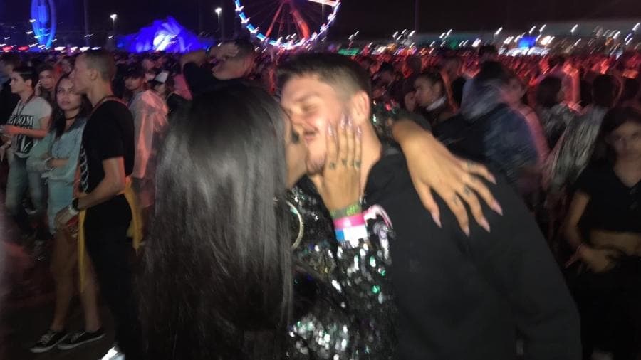 Pocahontas aos beijos com o ex-namorado de Anitta, Ronan Souza (Foto: Rafael Godinho/UOL) Pocahontas aos beijos com o ex-namorado de Anitta, Ronan Souza (Foto: Rafael Godinho/UOL)