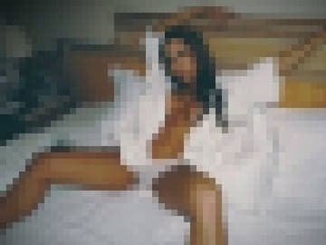 Famosa atriz da Globo surge em foto sensual com parte dos peitos e bunda expostos