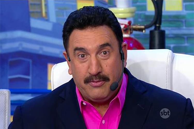 Ratinho expõe foto comprometedora do passado e causa confusão no SBT: "Quem é você?"