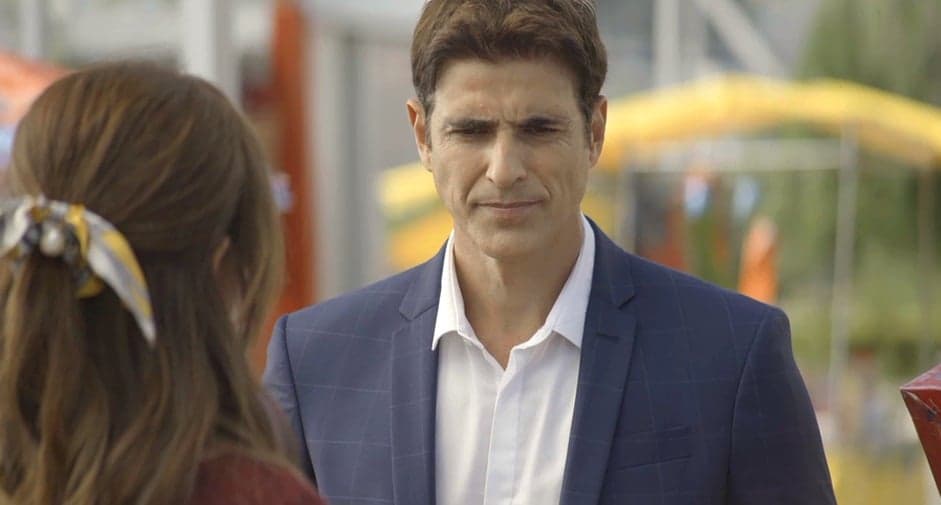 Régis sente vergonha de Maria da Paz vender bolos na rua 