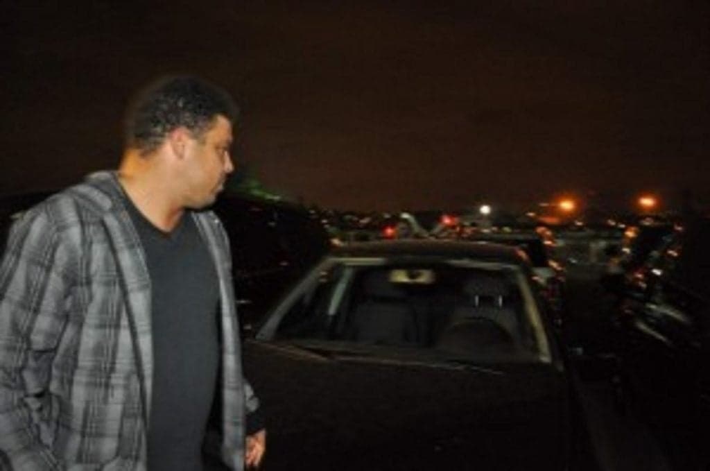Ronaldo Fenômeno entala em seu carro, seguranças atacam imprensa e barraco acontece