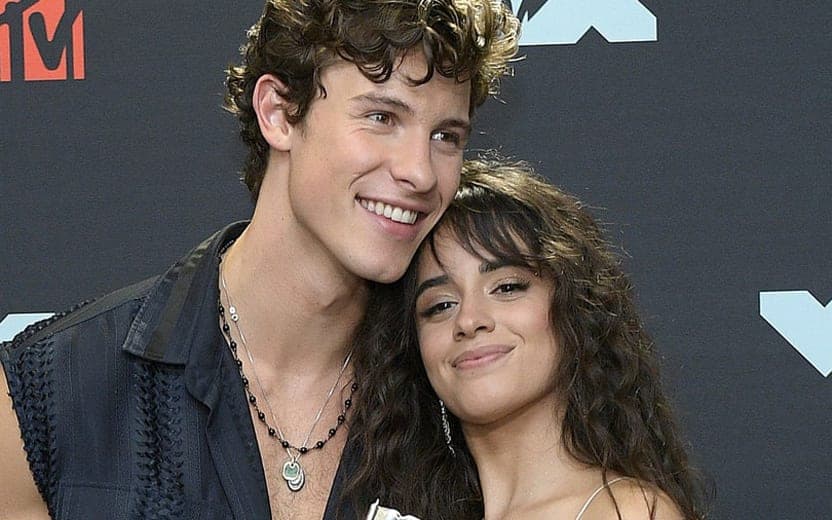Camila Cabello e Shawn Mendes se revoltam com notícias de namoro falso e surgem em vídeo íntimo quente